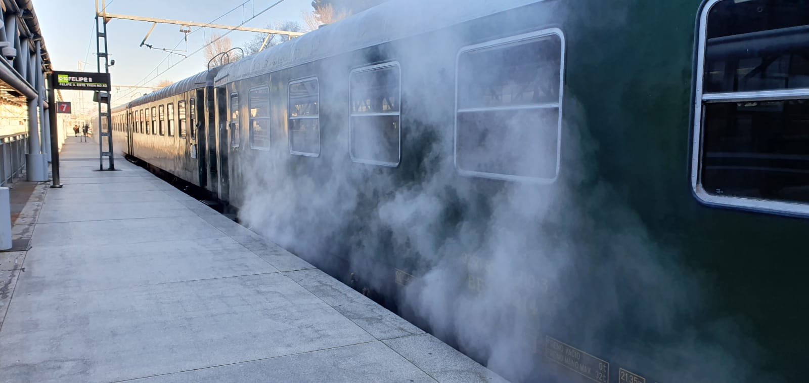 Calefacción a vapor bajo uno de los coches del Tren de Felipe II: museo del ferrocarril rodante.