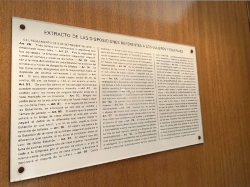 Rótulo de disposiciones legales vigentes desde 1862 sobre viajeros y equipaje del Tren de Felipe II.