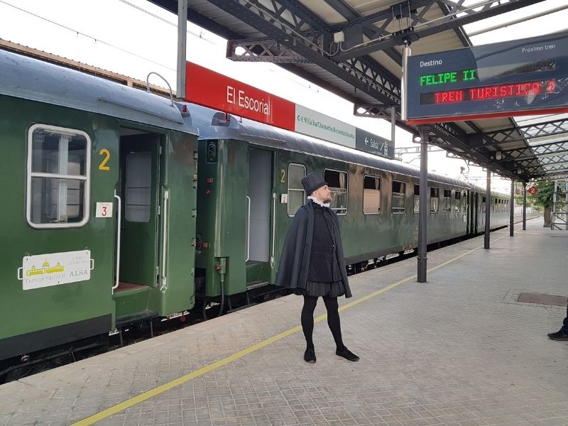 Felipe II esperando a los pasajeros en la estación de trenes de El Escorial